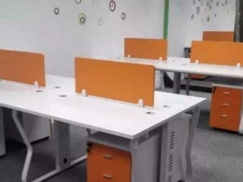 深圳辦公用品工廠直銷 現(xiàn)貨辦公桌、屏風(fēng)卡位、老板桌與辦公椅一站式采購(gòu)指南